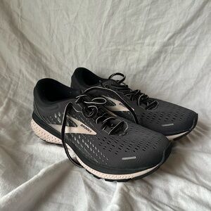 Women’s Brooks Ghost, size 9